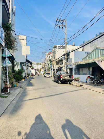 CHDV 10PN ngay Lạc Long Quân. 69m2 xây 3 tầng. Nguồn thu 40tr/th
