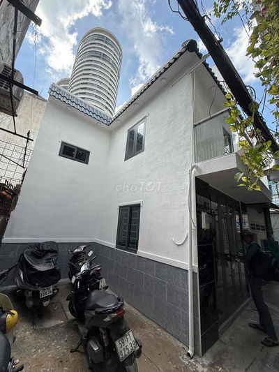 nhà riêng lẻ gần chợ Thị Nghè trệt lầu kiên cố , 2 mặt thoáng mát