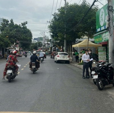 Cho thuê nhà mặt tiền Quang Trung , gần chợ Hóc Môn, DT 4,5 x 30m