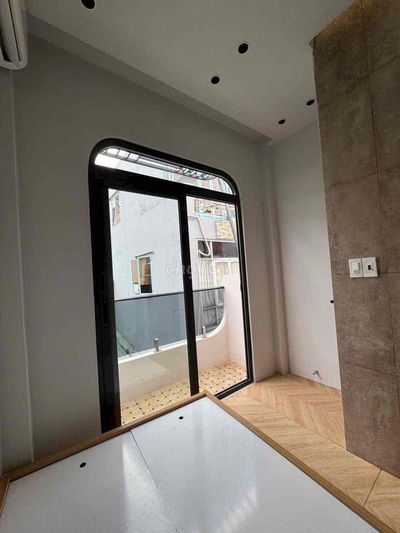 Nhà đẹp xinh, 2 lầu, 2 phòng ngủ, Bình Thạnh. Giáp quận 1