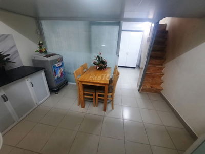 Căn hộ 2 phòng ngủ, cạnh chợ Hoàng Hoa Thám, Khu Etown.