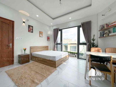 CHDV full nội thất ban công, cửa sổ mới 100% ngay ngã tư Lạc Long Quân
