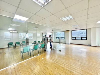 Cho thuê văn phòng tại Thái Thịnh sàn 80m2 nhà mới,văn phòng full kính