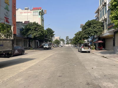 NGỘP BÁN GẤP LÔ ĐẤT ĐƯỜNG D4 NẰM NGAY SÁT VINCOM 550 DĨ AN