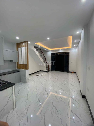 Nhà mới Kính coong Âu cơ Nội thất cơ bản DT 46m, 3 tầng, mt 4m