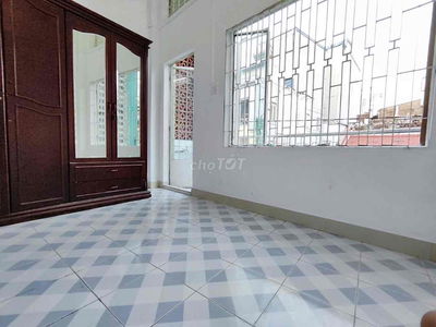 p trọ ban công mặt tiền đường ngay đại học y dược giá từ 2t8 đến 3t5