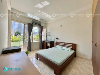 Phòng ban công 35m2 ngay cầu Nguyễn Tri Phương chỉ tính điện