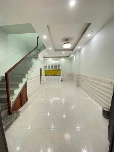 NHÀ SẠCH ĐẸP 2PN, 2 TOLET, ĐẬU OTO TRƯỚC NHÀ. VÀO Ở NGAY