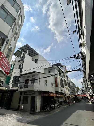 NGUYỄN TRÃI XE HƠI ĐỔ CỬA - KHÔNG LỘ GIỚI ĐẸP NHƯ HOA HẬU VUÔNG VỨC .