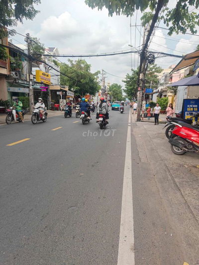 Mặt tiền kinh doanh sầm uất - Diện tích cực khủng