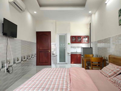 Căn hộ ngay sân bay full nội thất - cửa sổ trời