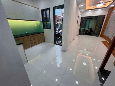 Cho thuê nhà nguyên căn mới xây hẻm Nguyễn biểu P1Q5
- Dt: 3×9m (nở h
