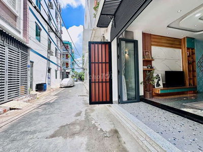 Ngôi Nhà 5 PN HXH đầy màu sắc và sang trọng