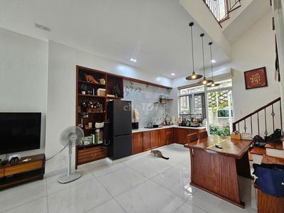 Cho thuê nhà view công viên 5x15, nội thất cao cấp. giá 12 triệu/tháng