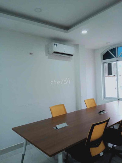 Lầu 5 văn phòng 84m2 cho thuê Full nội thất. Vào làm việc ngay.