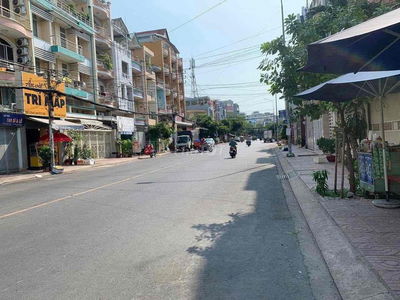 Nhà đẹp full nội thất MT đường Chợ Lớn 4x18m 3 lầu 3pn 4Wc giá 26 tr