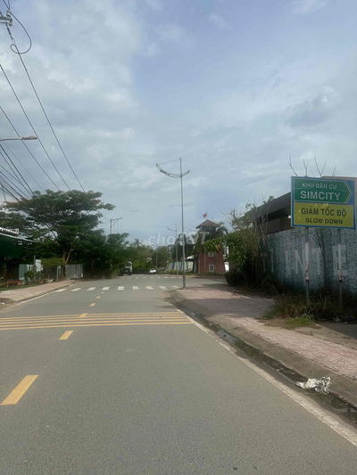 Nhà phố mặt tiền đường N3 khu simcity lã xuân oai !