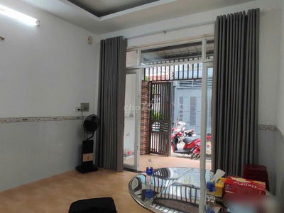 ông Sáu cần tiền gấp trả nợ. Nhờ em bán giùm căn nhà Bà Điểm Hóc Môn
