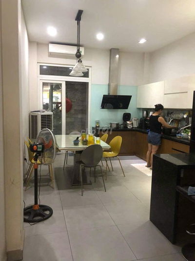 MT Lạc Long Quân 4x22  5 Lầu 17.8 tỷ