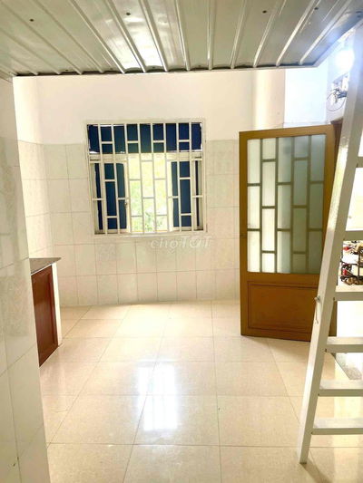 Phòng Nguyễn Kiệm, cửa sổ trời, gác cao 1m7