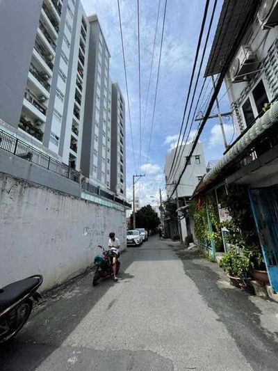 Nhà Cấp 4 dt 4 x11 vuông vức tiện xây mới ngay chợ cách hẽm oto 20m