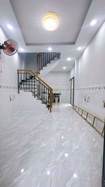 Nhà mới, 22m2, 2 tầng 2PN 2toilet, nở hậu, có cửa sau thoáng mát