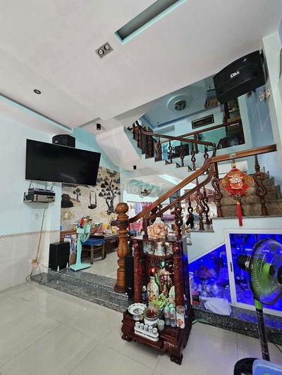 Cần chuyển nhượng Nhà 3 tầng..
🎁 Dt 69m2...🌟..ngang 4m5.. 🌟 
Đường