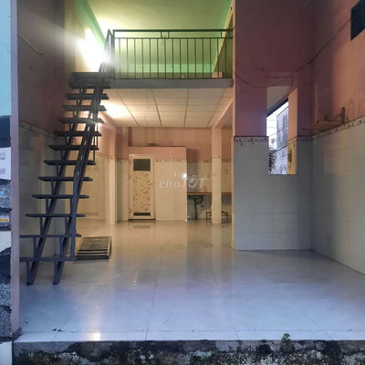 Nhà mặt tiền góc ngã tư thuận lợi kinh doanh, gần chợ Trường học