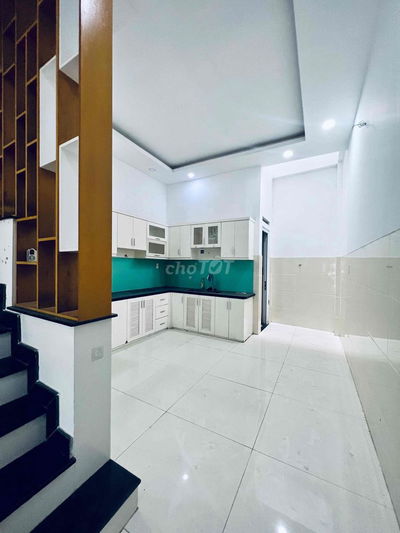 Cho Thuê Nhà Phố Sạch DT 250m2 1Trệt 3Lầu 5Pn 5Wc Sân Thượng Hẻm Tải