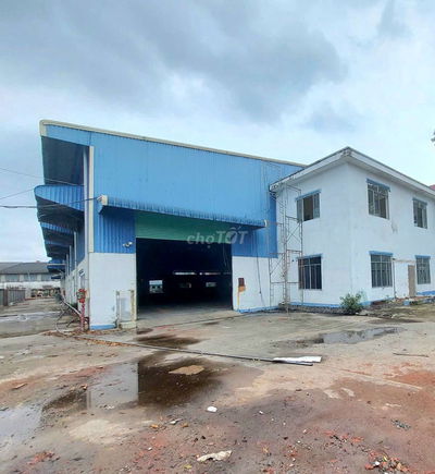 Cho thuê xưởng khuôn viên 3000m2.Giấy tờ đầy đủ,Giá 140 tr.Tân Uyên,BD