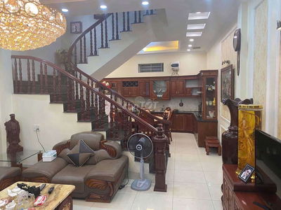 Xuân Thủy, oto đỗ cửa, lô góc, dân xây, tặng nội thất, hơn 8 tỷ