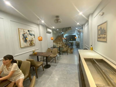 sang nhượng cửa hàng có tên tuổi ở phố Huế