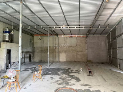 Cho thuê nhà kho 200m2 mặt tiền nhựa 10m thông Phan Văn Hớn,Bà Điểm,HM