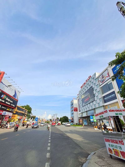 NHÀ MẶT TIỀN KD GẦN NGÃ TƯ THỦ ĐỨC , 60M2 XÂY DỰNG KIÊN CỐ 3 TẦNG