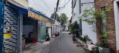 Bán nhà 2 lầu , hẻm thông đường 385. Cạnh trường maketing