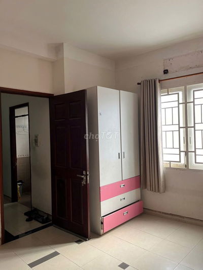 Phòng có cửa sổ toilet riêng trong nhà nguyên căn rộng