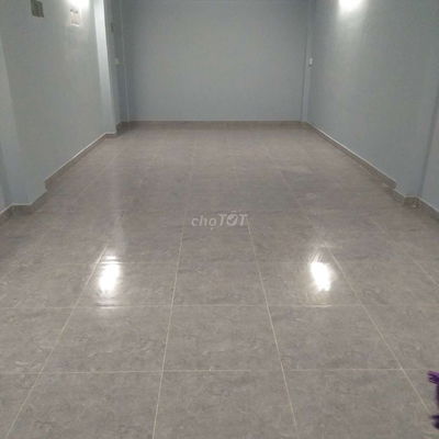 Phòng trống có gác lửng