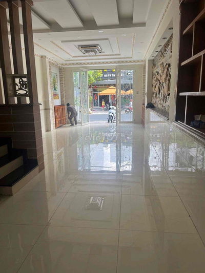 nhà cho thuê 4,5x18m kc 3,5tấm giá 28trieu/th nhà mới sạch đẹp tên lửa