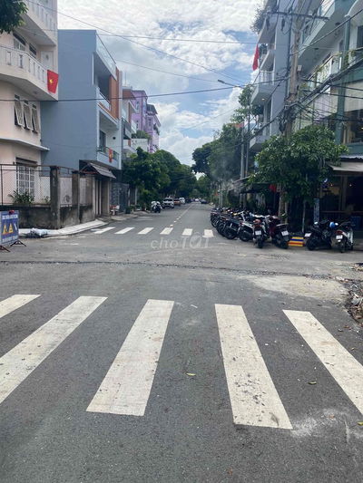 Chủ cần bán gấp MTNB Lê Lâm. Dt 8m x 18m.  Nhà Hầm + 3 lầu + st