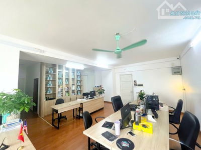 Cho thuê căn hộ 130m2 toà nhà CTM mặt đường  Cầu Giấy