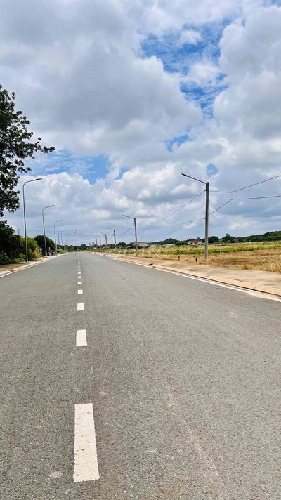 Chủ cần tiền bán gấp lô đất đường 32m giá ngộp cách QL13 chỉ 100m