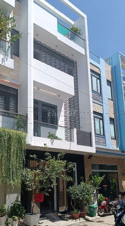 Nhà 4 tầng, hẻm ô tô tránh, gần Sacombank Lê Trọng Tấn.