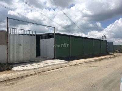 Bán bãi đậu xe 2500 m2 có 250 m2 nhà kho đường Hồ Học Lãm Q8