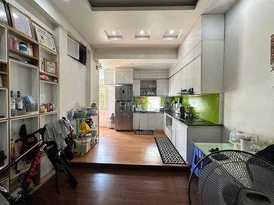 CĂN TẬP THỂ ĐẸP XỊN NGÕ OTO CHẠY VÒNG QUANH