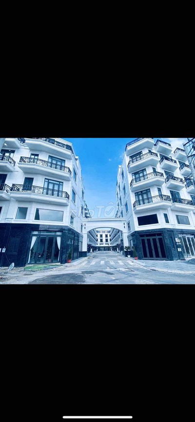 Nhà Mới Xây DT 250m2 1Trệt 1Lửng 3Lầu 4Pn 4Wc 1/ Tô Ngọc Vân Sân Thượg