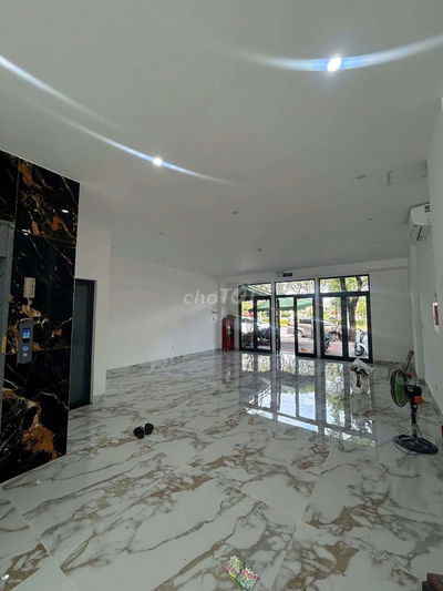 Cho thuê Shophouse 4 tầng mặt tiền Đường Nguyễn Sinh Sắc, có điều hoà