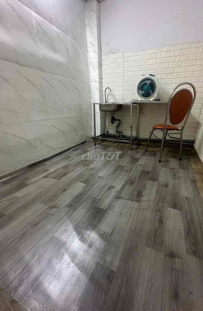 PHÒNG LẦU 1 CHO THUÊ ,GIÁ 1.5 TRIỆU , TRONG CHỢ TSN ,1 NGƯỜI Ở ,GIỜ TỰ