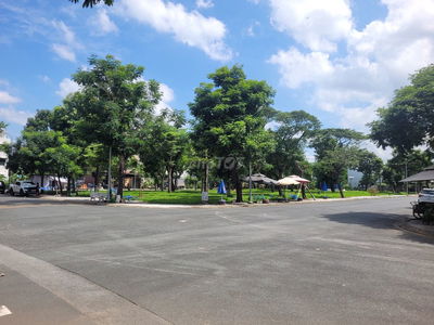 Cho thuê đất 2 mặt tiền , đối diện công viên