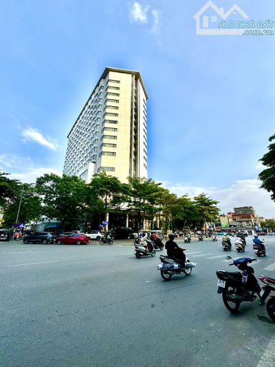 Chính chủ cho thuê nhà mặt phố Lê Duẩn, DTSD 100m2, 25m2 x 4 tầng, Ô TÔ, vừa ở vừa KD.