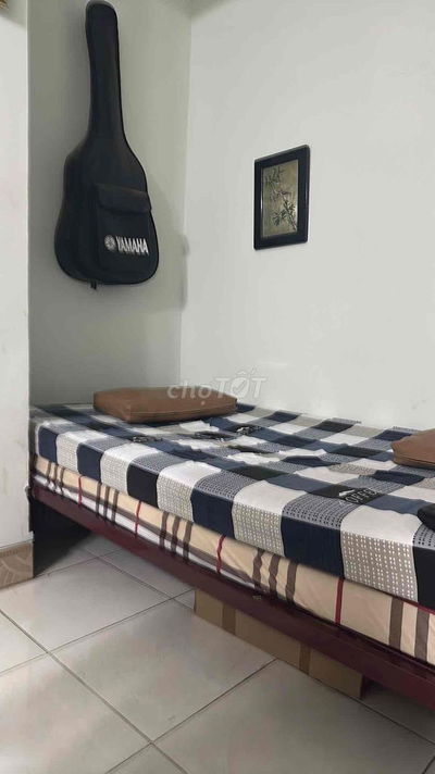 phòng trống rất tiện nghi gần đường lớn khu an ninh